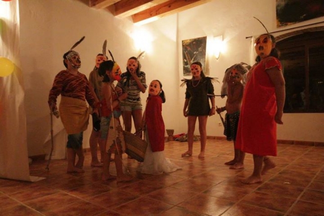 Jugando en el albergue